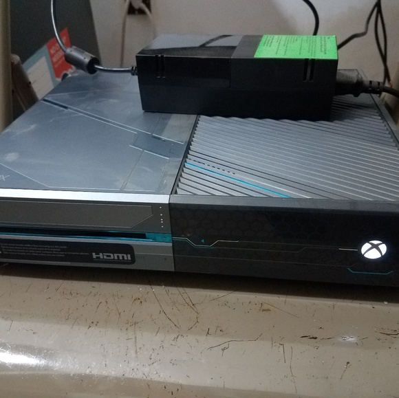 XBOX ONE S 1TB Limited Edition Halo 5 Console. - Picture 1 of 5